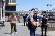 【動画】隅田川に落ちた人を救うために制服を脱いで飛び込んだ警察官が話題に。