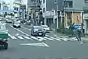 【動画】 「当たり屋か」 自転車が赤信号を無視して飛び出し、バイクが避けきれず接触する衝撃動画が話題に