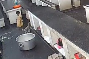 【動画】熱々の鍋に落ちた1歳半の少女が亡くなった事故。