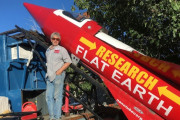 【悲劇】地球が平らなことを証明するため自作ロケットで空飛んだ男、墜落死・・