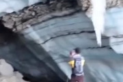 【動画】氷洞の天井が崩落して観光客に直撃する事故。1人死亡。
