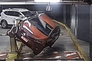 【動画】77歳の運転手がショッピングモールの駐車場で車をひっくり返してしまう(ﾟoﾟ)