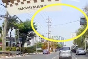 【動画】不運な事故。道路に垂れていた電線にバイクの男性が引っかかってしまう事故。