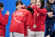 【北京五輪】ロコ・ソラーレ、メダル掛け合う　カーリング表彰式