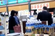 なんだその目はよおお！！レジでめちゃくちゃキレているスーツ男が撮影される。