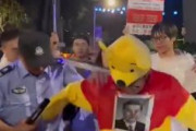 習近平を風刺した「くまのプーさん」コスプレイヤーを逮捕　全員コスプレか？