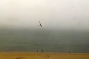 真っ逆さま。中国でヘリコプターが海に墜落する瞬間が撮影される。