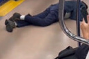 【動画】 都内の電車内で乗客が倒れるも、誰も助けずスルー・・ 地獄のような光景