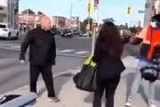 【動画】チンピラに絡まれてたおじいちゃん、自分を守ってくれた黒人に殴りかかる