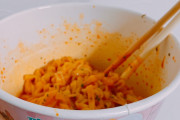 【朗報】韓国カップ麺『プルダック』さん、あまりにも美味すぎる