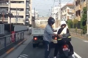 東京で2人乗りスクーターによるどうしてそうなった事故が目撃される。