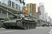 青森の中心街で軍事パレード「74式戦車」見納め　住民は日の丸を振りかざして応援  [6/15]