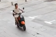 【動画】中国では車のいない道を原付で走るのも命がけな模様…