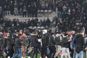 フランスでまたも…パリFC対リヨン、観客がピッチになだれ込み中止に