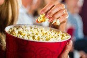 映画館で映画観る時にポップコーンとかドリンク買う奴wwwwww