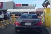 【兵庫】あっぶねえええ！駐車場のゲートで大ピンチになるメルセデス乗りの映像。