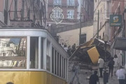 【ポルトガル】リスボンで満員状態のケーブルカーが脱線して大破 15人死亡