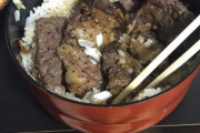 【画像】肉を焼いて飯に乗せるだけ。もしかすると「ステーキ丼」が一番簡単な丼料理なのかもしれない