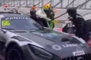 鈴鹿サーキットで行われた『GTワールドチャレンジ』でピットクルーが吹き飛ばされる重大アクシデントが発生…