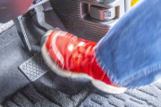 車運転の「アクセルとブレーキ踏み間違え」未だに大した改善されないけど、何でか答えられる奴いる？？