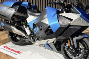 カワサキ、「水素バイク」試作車を初公開