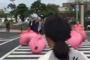 【動画】アメリカの陽キャさん、とんでもない格好で日本観光楽しんでしまう
