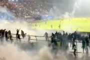 【動画】インドネシアのサッカー場で暴動が発生し127名が死亡。観客席でパニックが発生か。