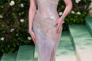 セレブの間で大流行の「ネイキッドドレス」がこちらです