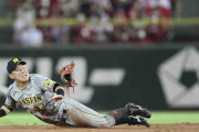 阪神・糸原の大ファインプレー　二遊間打球を横っ跳びで二塁へグラブトス「何とか必死に捕って」