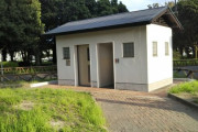 マッチングアプリで知り合った男性に公園トイレで用便姿を覗くよう仕向け、「公然わいせつだぞ」と脅して約50万円だまし取った男2人逮捕