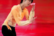 羽生結弦選手：クールなポーズ＆憂いのある表情の競技カット、インタビューも　「フィギュアスケート Life」表紙に