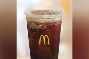 【？】米マクドナルドさん、ストロー不要の蓋を導入するも何かがおかしい