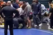 【動画】 高校レスリングの試合にブチ切れた父親が乱入し激しくタックル、動画が流出し全米驚愕