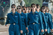 中国陸軍初の女性飛行士候補生10人がヘリ単独飛行に成功！