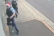 【海外】クリスマスにサンタ帽の警官が次々に出現し、犯人を追い回す映像がシュール過ぎる…＝海外の反応