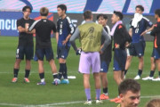 ◆W杯予選◆久保建英と菅原由勢、豪州戦後豪州GKライアンとピッチで話し込む