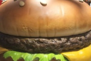クソでかいハンバーガー落ちてた（※画像あり）