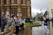 【ホワイト除外】ロンドンでも「ノー・ジャパン」…在英韓国人が英議会前でデモ