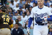 【悲報】ドジャースフリーマン、右足首が酷く痛みプレーが続行できない状態だった