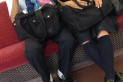 【画像】陰キャさん、彼女が出来たのが嬉しすぎて電車でイチャついてしまうwwwwwwwwwwwwwwwww