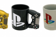 持ち手がPSコントローラー型のマグカップなど公式ライセンスグッズが発売開始