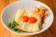 客「このたまごかけ麺、味うっすいなぁ……醤油かけるか」 店員「あの～……」