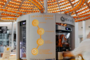 マジカルオレンジ！果汁はジュースに、皮はカップになって自動で出てくる循環型オレンジジュースマシーンが登場(イタリア)