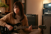【画像】京都の女子学生が部屋でギターを弾いてた結果ァ‥‥→