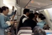 【動画】飛行中の大韓航空KE658便のドアを開けようとした男が逮捕される。
