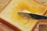 食パンにバター塗って砂糖まぶして焼いたらうめえええ
