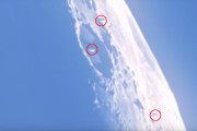 UFO？あなたなの？月の周辺に現れた正体不明の3つの物体（カナダ）