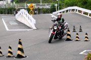 バイク免許とりに行ってるんだがスラロームで転ぶんだが