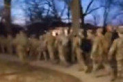 【動画】 州兵のバスがワシントンDCに集結、議事堂ら主要な建物に兵士が配置されているようですが何が起きるのでしょう？