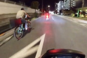 【東京】時速50キロで走るバイクが追いつけない電動アシスト自転車乗りが目撃されるｗｗｗ